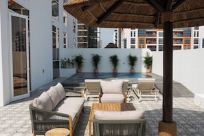 Premium studio suite, 1 kingsize bed, uitzicht op zwembad | Uitzicht vanuit de kamer