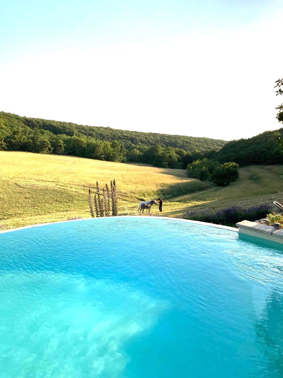 Utendørsbasseng og et oppvarmet basseng