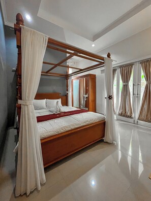 Deluxe-huone | Ylelliset vuodevaatteet, memory foam -patjalliset sängyt, työpöytä