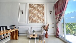 Una sala de estar moderna con un sofá, una mesa de centro y un jarrón decorativo.