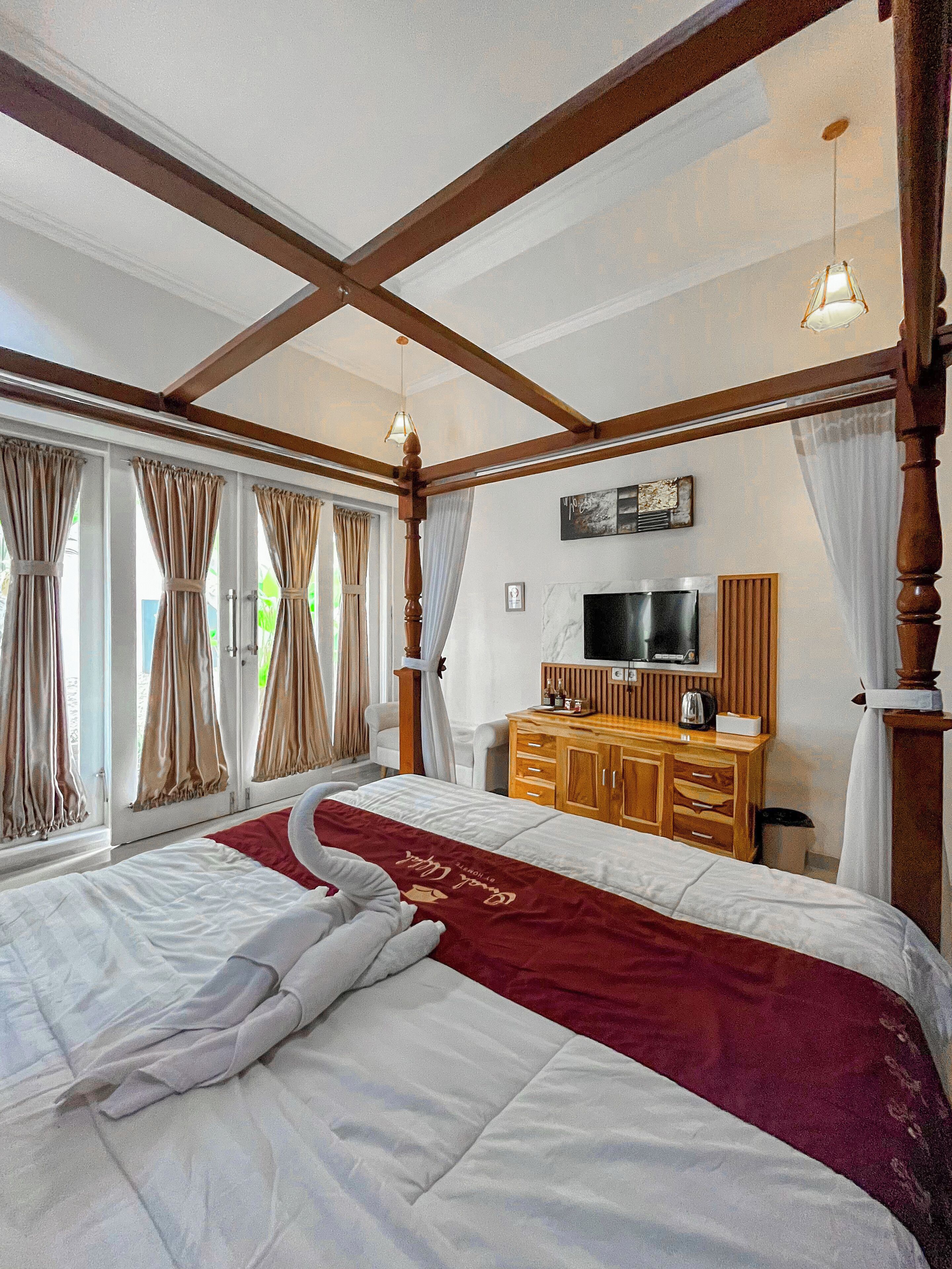 Kamar Deluks | Seprai premium, busa memori, meja kerja, dan ruang kerja ramah laptop