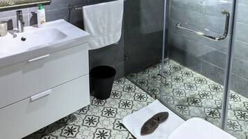 Douche, sèche-cheveux, serviettes fournies, savon