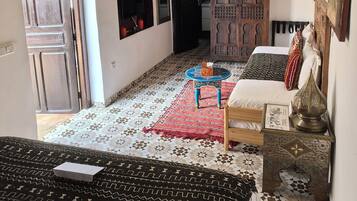 1 habitación, tabla de planchar con plancha, wifi gratis y ropa de cama