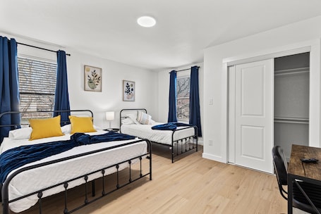 3 habitaciones, tabla de planchar con plancha y ropa de cama