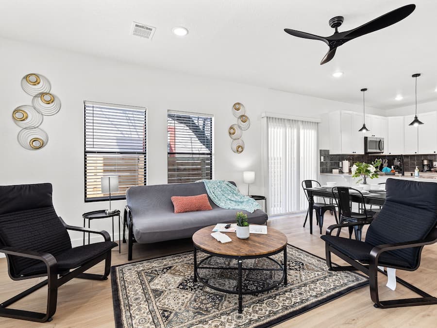 Apartment (3 Bedrooms) | Living area