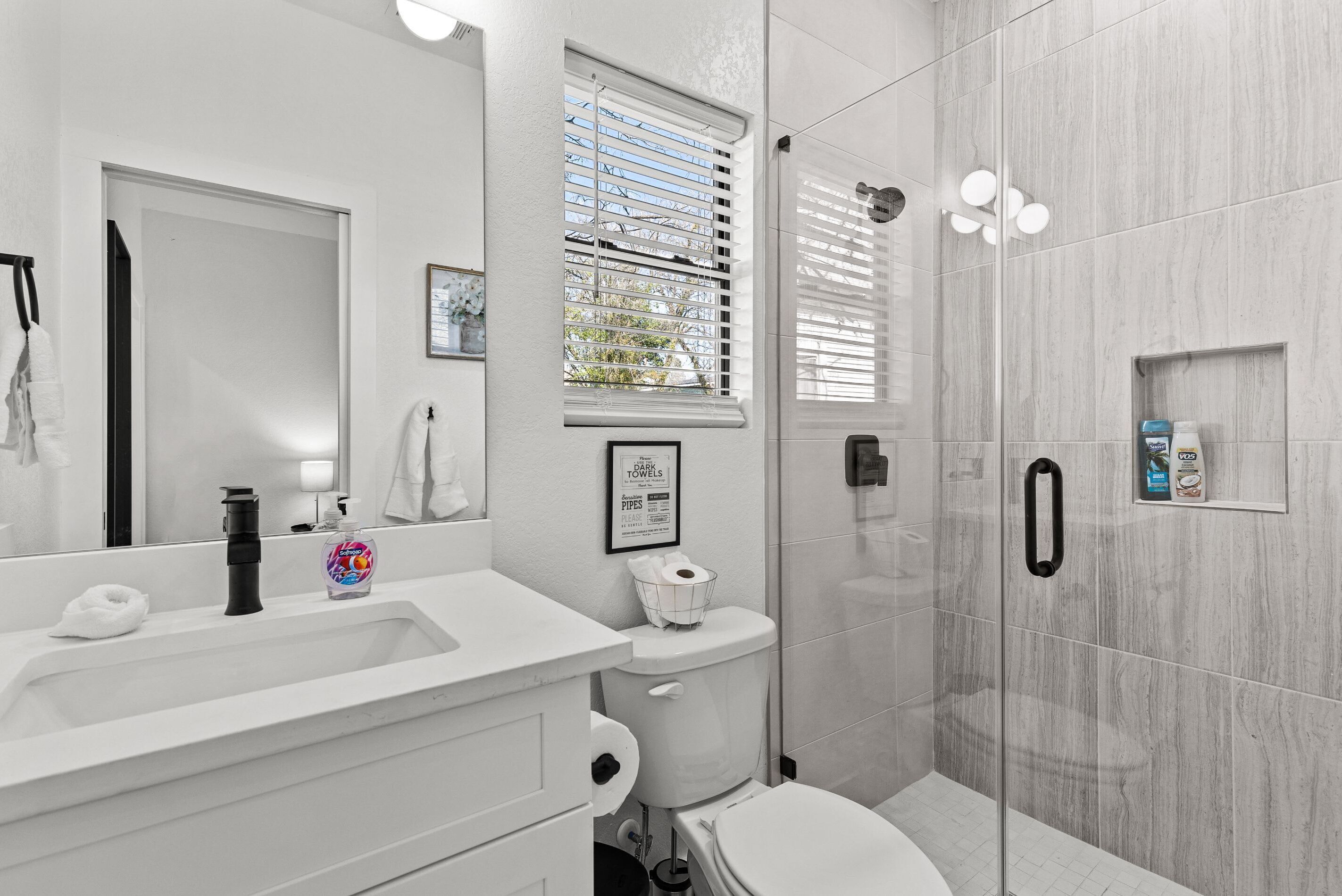 Apartment (3 Bedrooms) | Bathroom | Combined shower/tub, towels, soap, shampoo