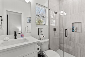 Apartemen (3 Bedrooms) | Kamar mandi | Kombinasi shower/bathtub, handuk, sabun, dan sampo
