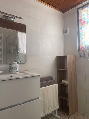 Shower, towels, soap, shampoo