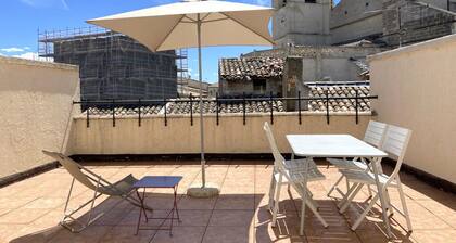 Appartement centre-ville avec clim, wifi, terrasse, machine à lavée et parking.
