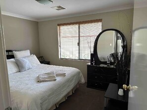 5 soveværelser, pengeskab på værelset, skrivebord, strygejern/strygebræt