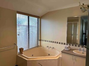 Bruser, hårtørrer, håndklæder, Sæbe