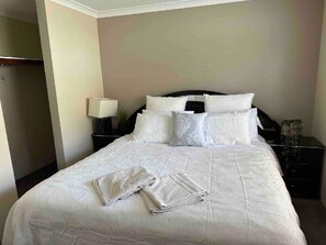 5 chambres, coffres-forts dans les chambres, bureau