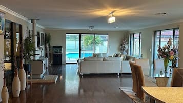 智能电视、壁炉、DVD 播放器、电脑显示器