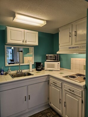 Refrigerador, microondas, placa de cocina, cafetera/tetera