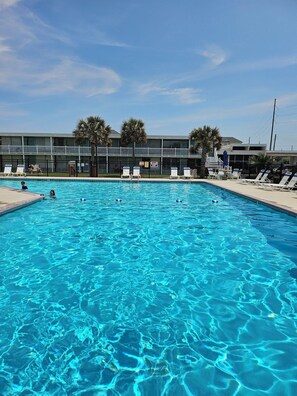 Pool - Cute Lil' Condo on Intracoastal waterway with beach access and large pool (Atlantic Beach)