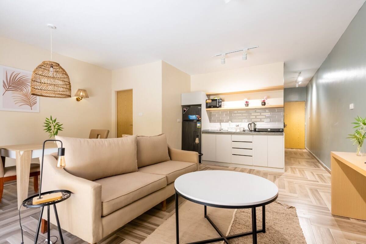 Un appartement moderne comprenant un salon, une kitchenette et un coin repas.