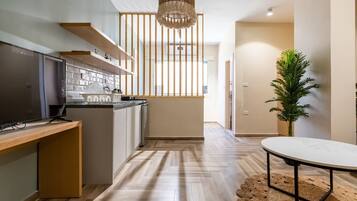 Studio, privat bad | Oppholdsområde | En 45-tommers smart-TV med Parabol-TV