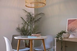 Estudio estándar, 1 cama de matrimonio, en la zona del patio | Zona de estar | Smart TV de 45 pulgadas con canales por satélite