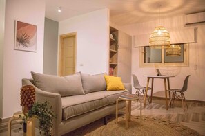 Estudio económico, 1 cama individual | Zona de estar | Smart TV de 45 pulgadas con canales por satélite