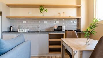 Apartment | Eigene Kochnische | Mini-Kühlschrank, Mikrowelle, Herdplatte, Kochgeschirr/Geschirr/Besteck