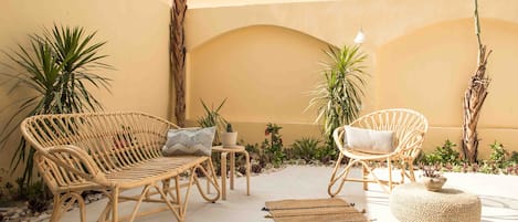 Standard Studio, 1 Queen Bed, Courtyard Area | Terrace/patio