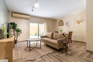 Apartamento City, 1 habitación | Zona de estar | Smart TV de 45 pulgadas con canales por satélite