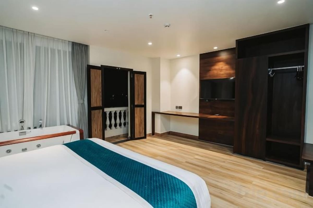 Egyptian cotton sheets, premium bedding, soundproofing, WiFi (free)
