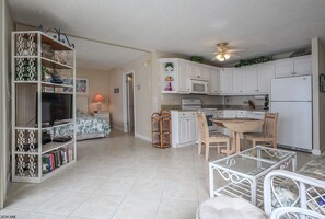 Interior - Beachfront EBTC 804A w/ Million $ View! Bargain Price! Pool! Tennis! (Fort Myers Beach)