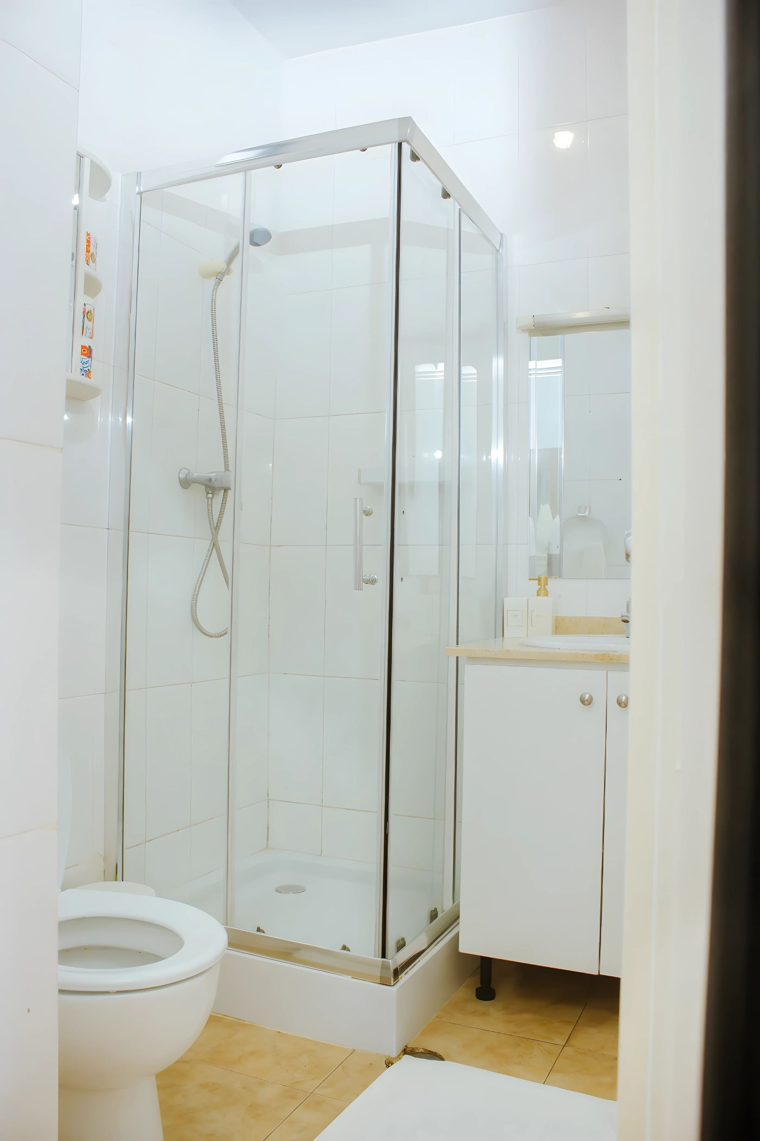 Un bagno moderno con doccia vetrata, un water e un mobile lavabo con specchio.