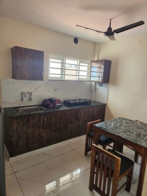 Refrigerador, condimentos y comedor