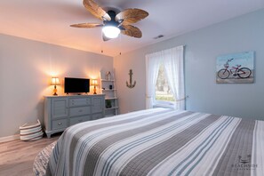 4 bedrooms, iron/ironing board, free WiFi, bed sheets - 6 Park Rd - Pet Friendly, Walk to Beach, Coligny (Hilton Head Island)