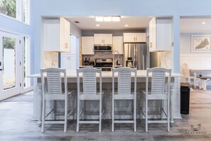 Private kitchen - 6 Park Rd - Pet Friendly, Walk to Beach, Coligny (Hilton Head Island)