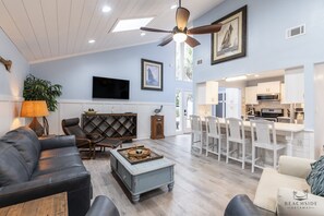 Living area - 6 Park Rd - Pet Friendly, Walk to Beach, Coligny (Hilton Head Island)