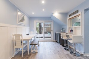 Dining - 6 Park Rd - Pet Friendly, Walk to Beach, Coligny (Hilton Head Island)