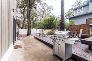 Outdoor dining - 6 Park Rd - Pet Friendly, Walk to Beach, Coligny (Hilton Head Island)