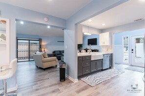 Living area - 6 Park Rd - Pet Friendly, Walk to Beach, Coligny (Hilton Head Island)