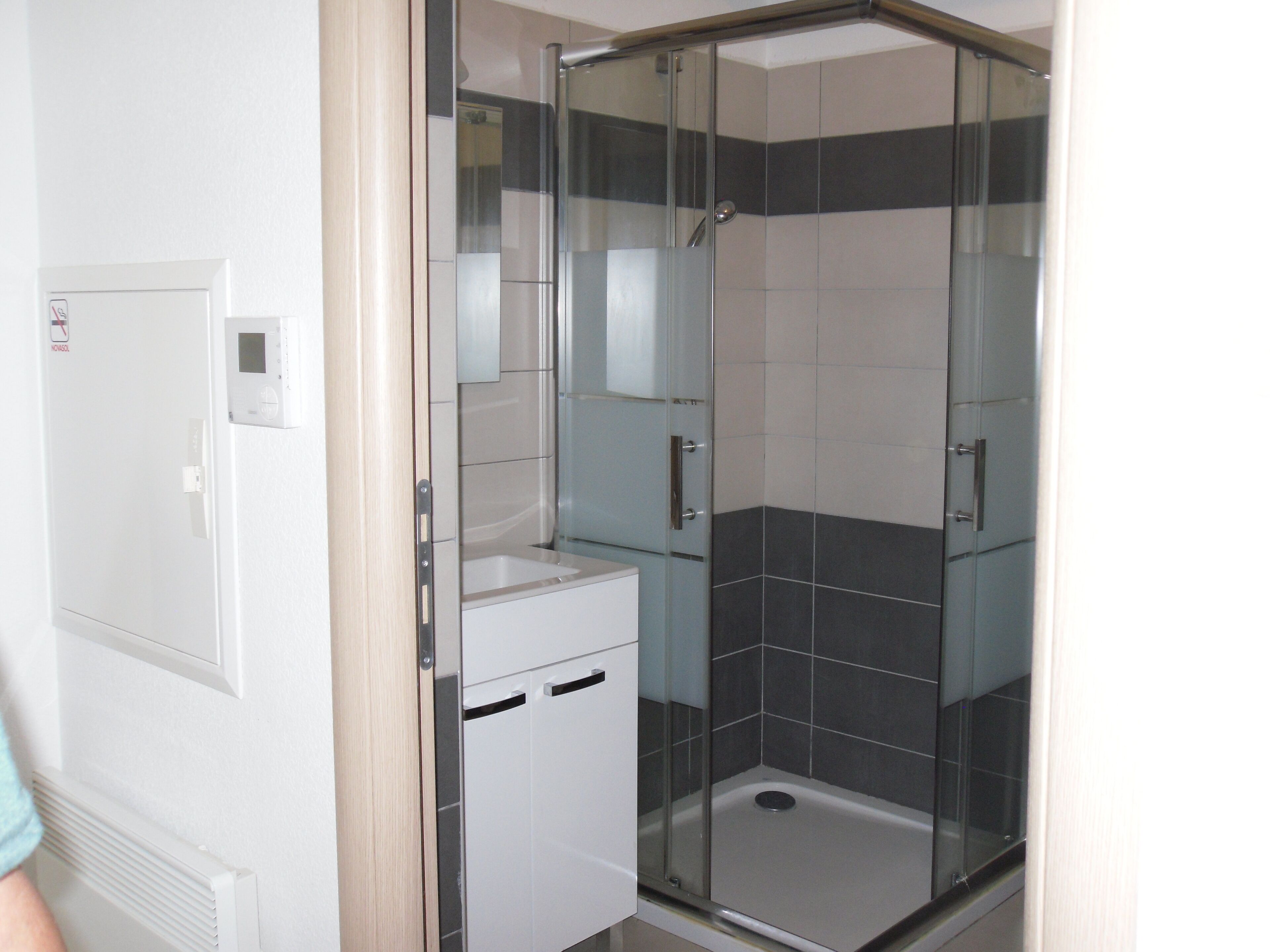 Douche, sèche-cheveux, savon, papier toilette