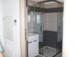 Douche, sèche-cheveux, savon, papier toilette