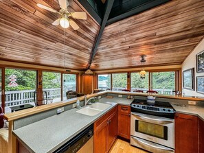 Réfrigérateur, cafetière/bouilloire, tables à manger