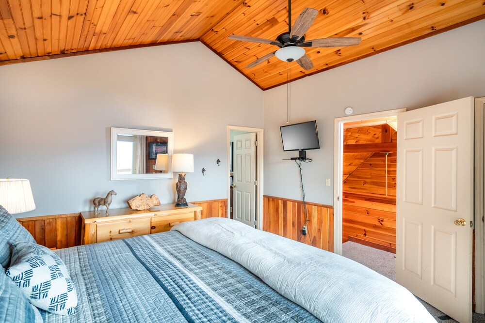 4 BR 4 BA LODGE W/ VIEWS, POOL ACCESS, GAME ROOM, FIRE PIT, FISHING