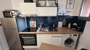 Kühlschrank, Mikrowelle, Ofen, Herdplatte