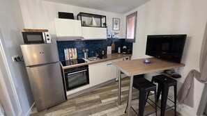 Køleskab, mikrobølgeovn, ovn, kogeplade