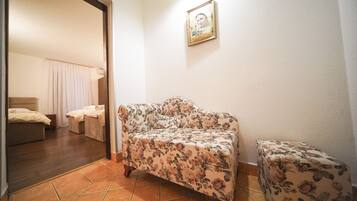 Classic Triple Room | Desk, free WiFi