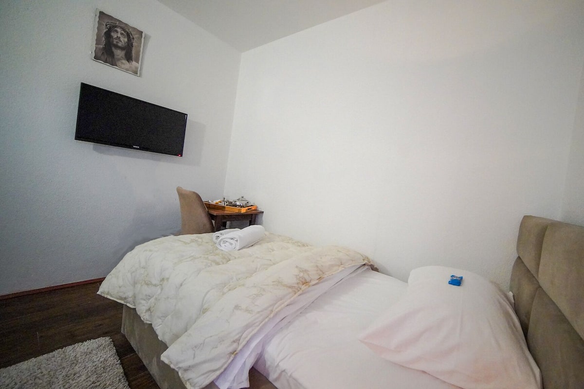 Twin Room | Desk, free WiFi