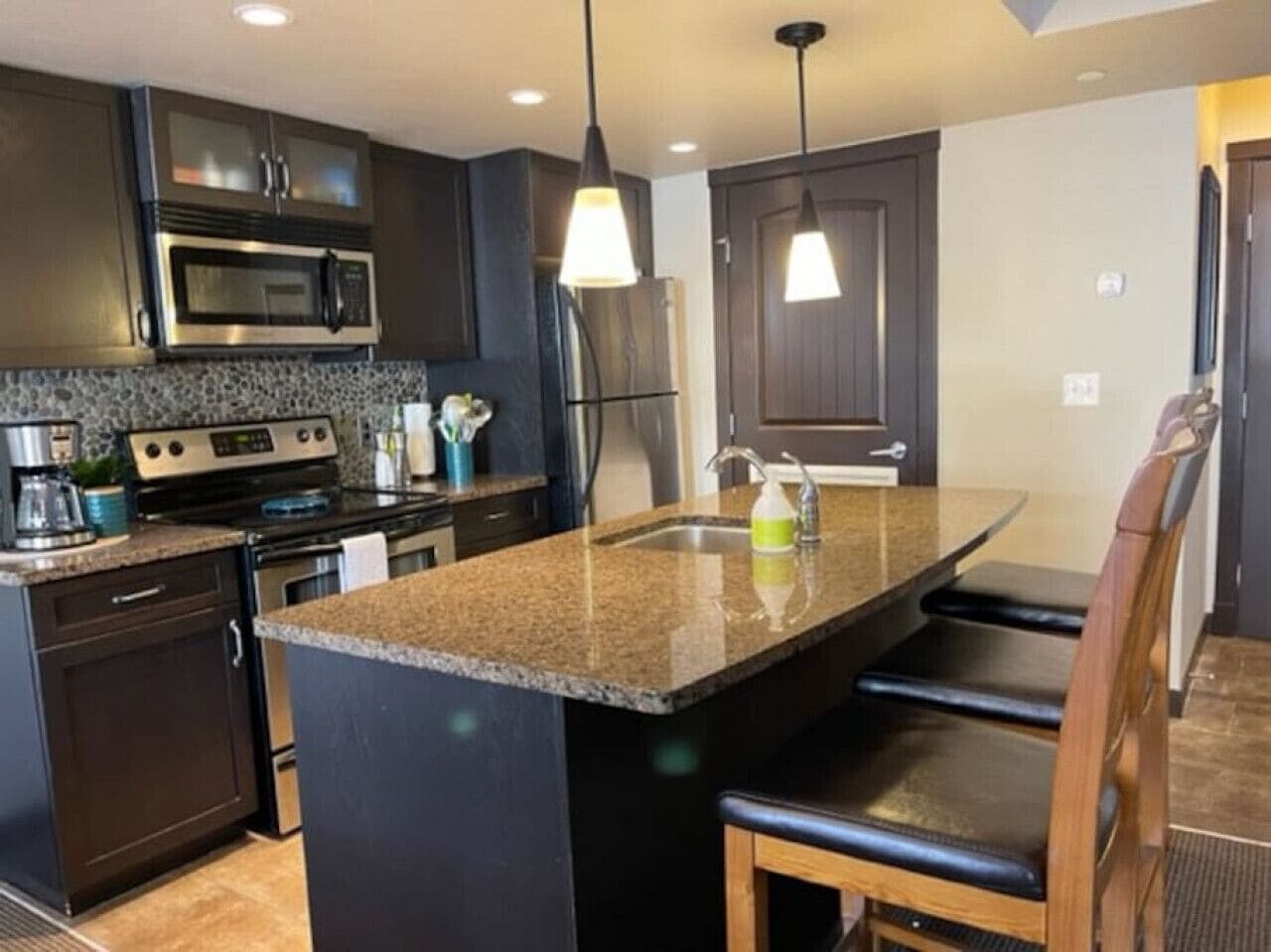 Kjøleskap, mikrobølgeovn, ovn og kokeplater