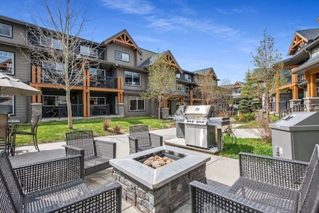 Terrace/patio. EAGLE`S CREST - 2 LEVEL MOUNTAINSIDE - OUTDOOR HOT TUB & FIRE TABLE