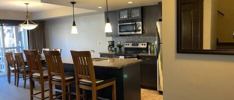 Réfrigérateur, micro-ondes, four, plaque de cuisson