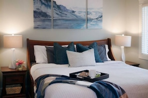 2 bedrooms, desk, iron/ironing board, travel cot - AURORA SKIES . COZY TWO BED . SPA, POOL & HOT TUB (Canmore)