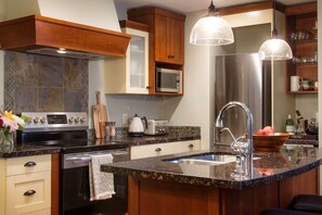 Køleskab, mikrobølgeovn, ovn, kogeplade