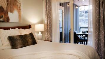 2 bedrooms, desk, iron/ironing board, travel crib